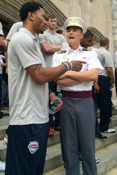 Derrick Rose parla con un cadetto